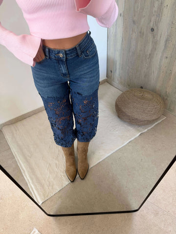 Straight jeans dames in blauw met kanten details, close-up met roze brei en laarzen | Lisa’s Boutique