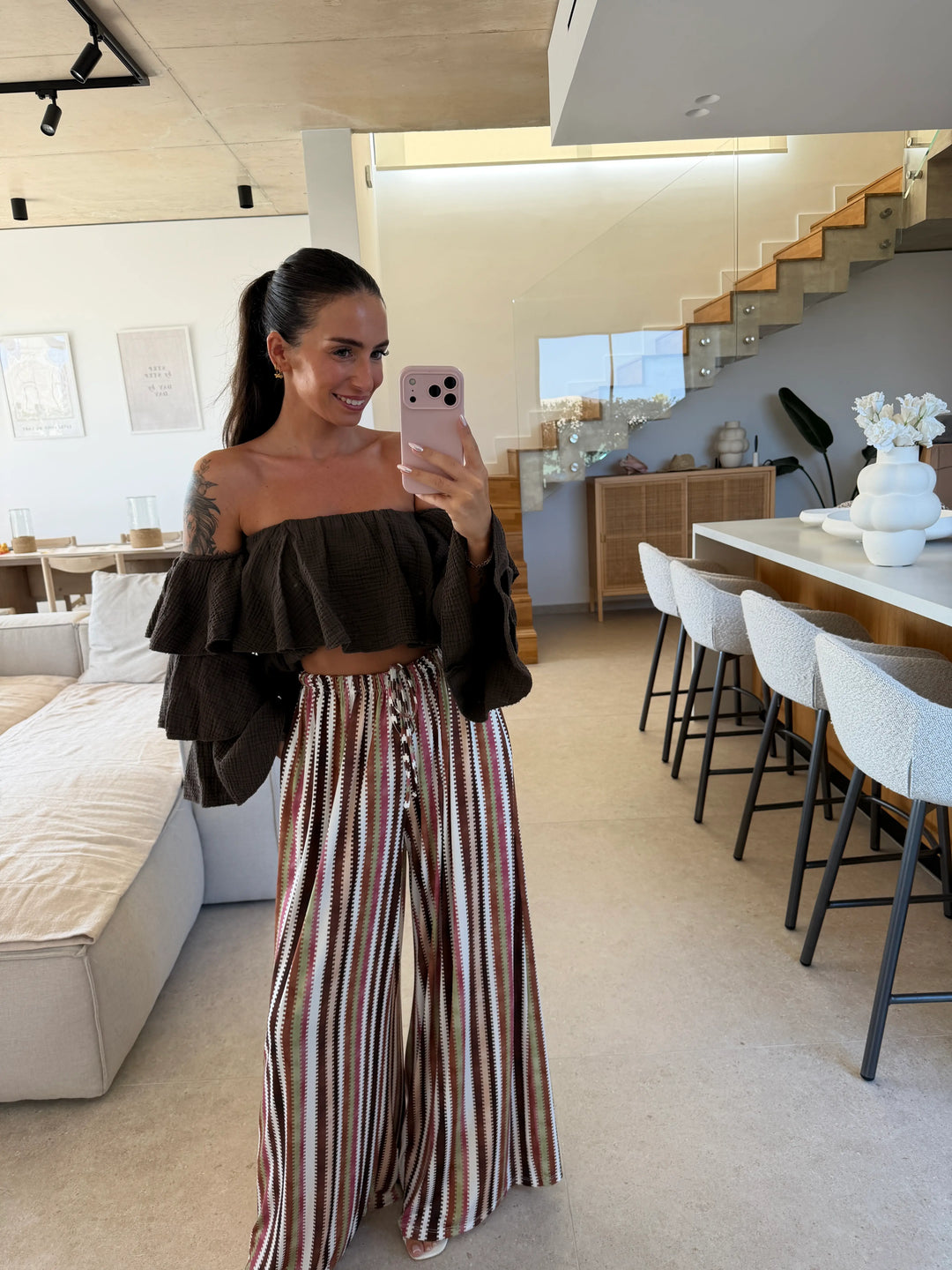 Streifenhose Damen in Braun mit Bindeband und schulterfreiem Rüschentop | Lisa’s Boutique