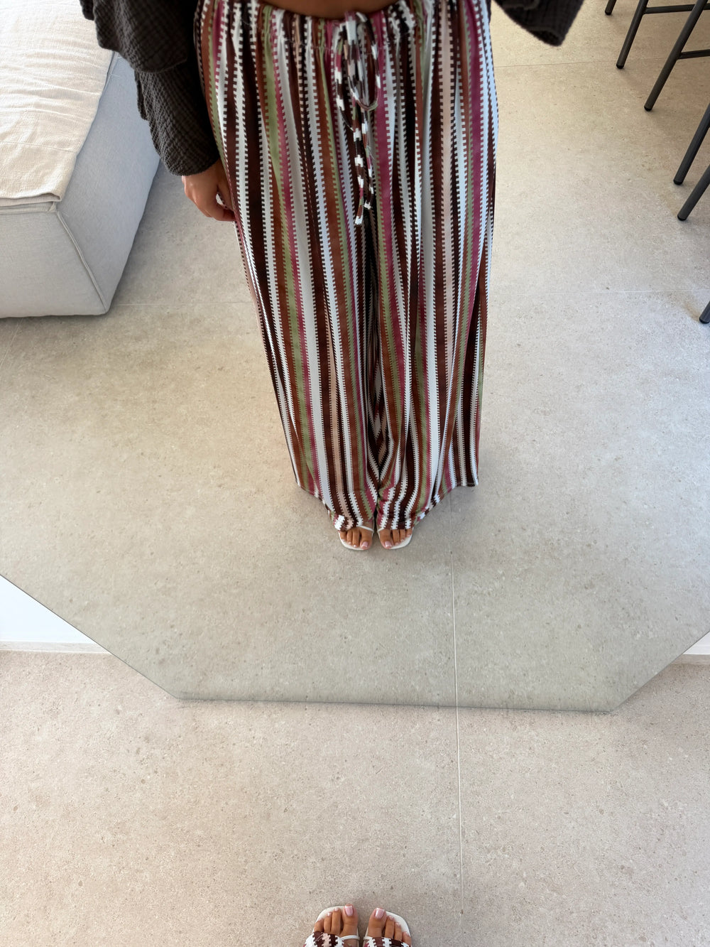 Streifenhose Damen in Braun mit senkrechten Streifen und Bindeband am Bund | Lisa’s Boutique