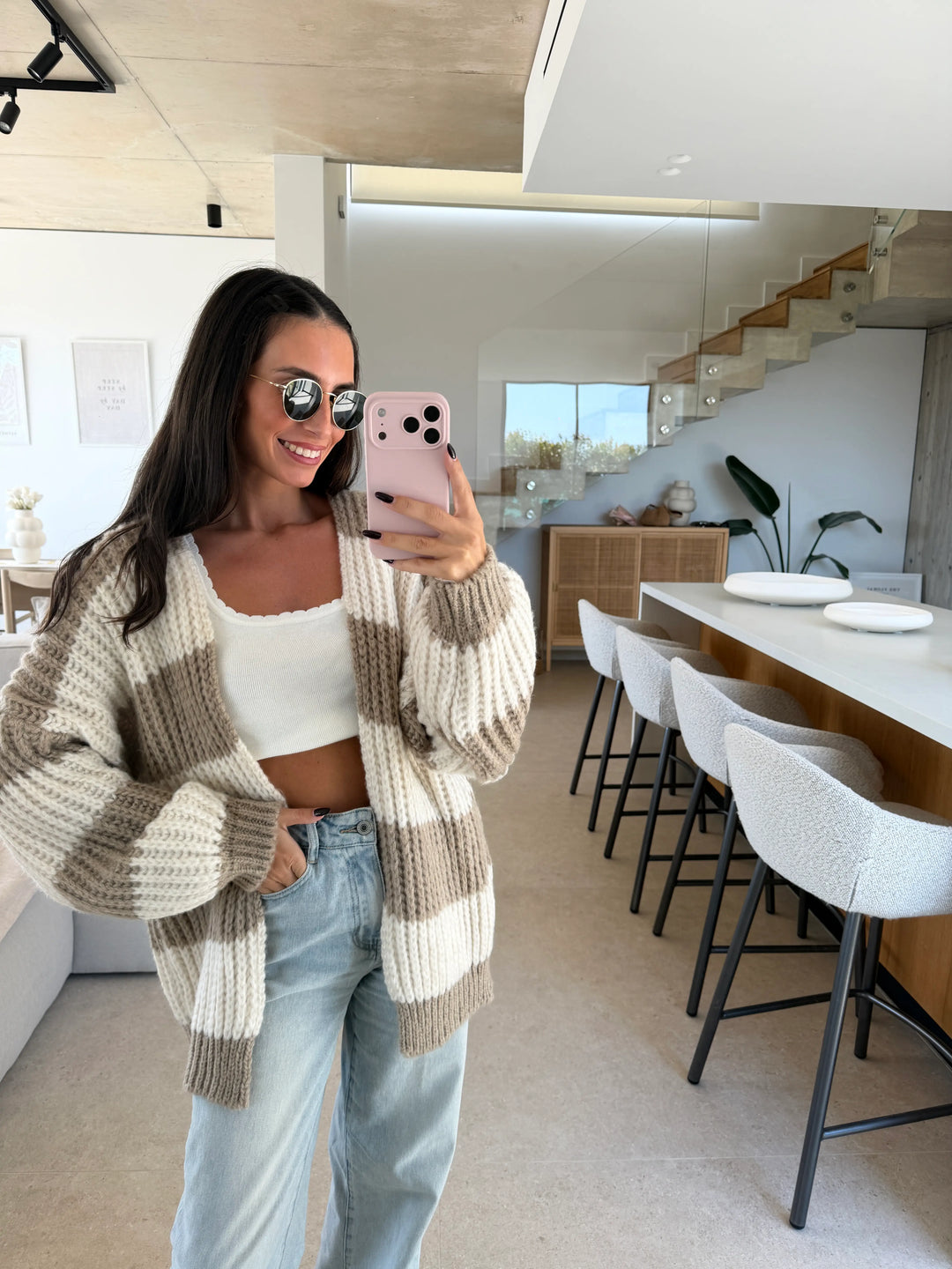 Gestreept vest dames in Beige/Wit met ribbreisel, staande spiegelfoto in de woonkamer met jeans | Lisa’s Boutique
