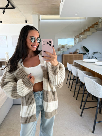 Gebreid vest dames in Beige/Wit met open snit, spiegelfoto in de woonkamer met witte top | Lisa’s Boutique