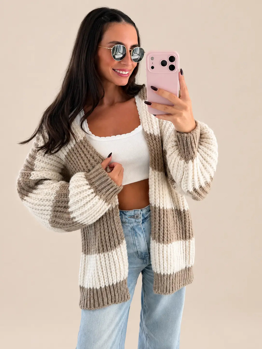 Grof gebreid vest dames in Beige/Wit met open snit, spiegelfoto in de studio met jeans en witte top | Lisa’s Boutique