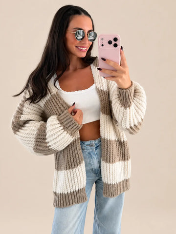 Grof gebreid vest dames in Beige/Wit met open snit, spiegelfoto in de studio met jeans en witte top | Lisa’s Boutique