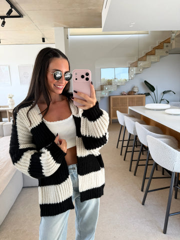 Gestreept vest dames in Zwart/Wit met lange mouwen, staande spiegelfoto in de woonkamer | Lisa’s Boutique