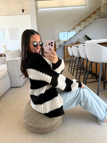 Vest dames in Zwart/Wit met blokstrepen, zittend op een poef in de woonkamer | Lisa’s Boutique