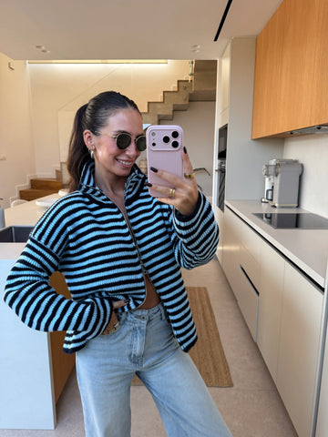 Cardigan de punto mujer azul con cuello alto, foto en el espejo en la cocina con vaqueros | Lisa’s Boutique