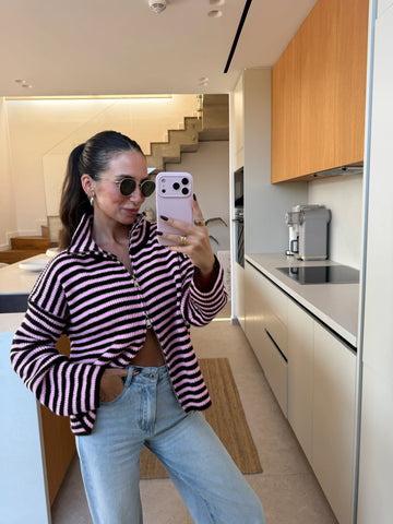 Gilet en maille femme rose et marron à col montant, photo miroir dans la cuisine avec un jean | Lisa’s Boutique