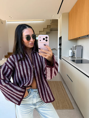 Strick Zipper Damen in Bordeaux Rosa mit weiten Ärmeln, offen getragen, Spiegelselfie | Lisa’s Boutique