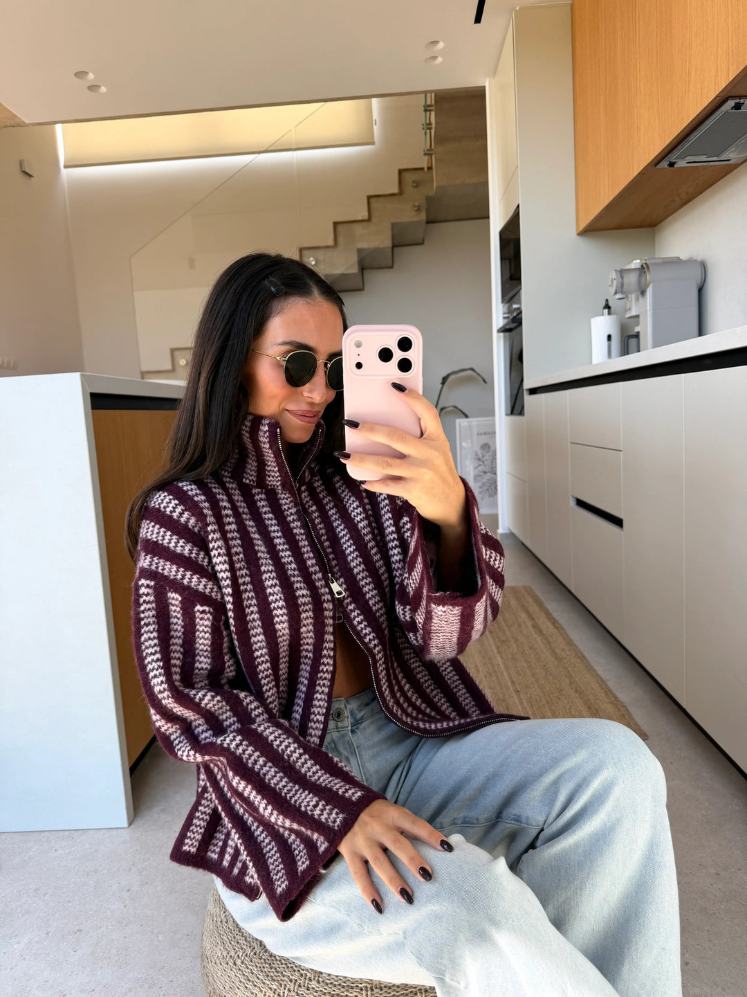 Strick Zipper Damen in Bordeaux und Rosa mit hohem Kragen, sitzend zu heller Jeans | Lisa’s Boutique