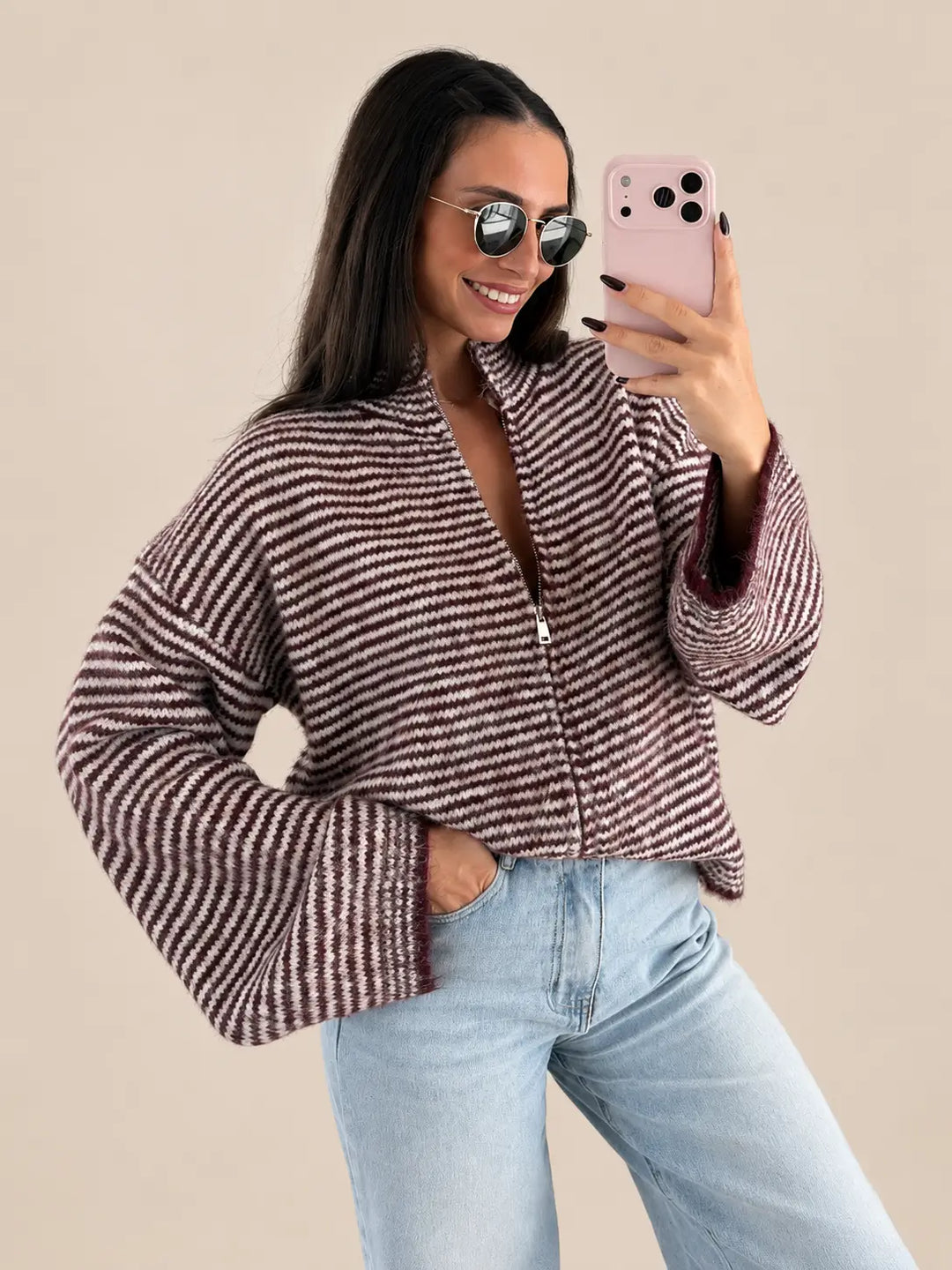 Gestreept vest dames in Bordeaux met rits en opstaande kraag, spiegelfoto in de studio met jeans | Lisa’s Boutique