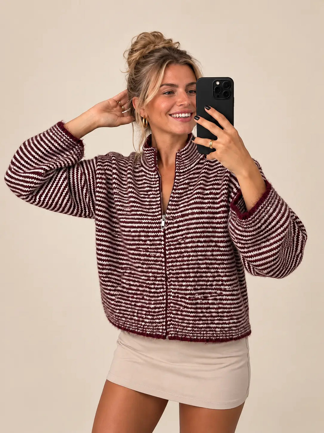 Gestreifter Strick-Zipper Damen in Bordeaux mit Reißverschluss und hohem Kragen | Lisa’s Boutique