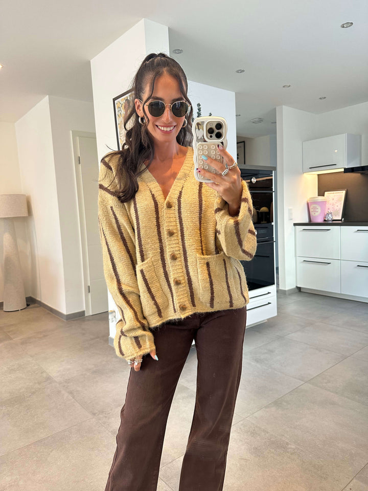 Gestreifter Strickcardigan in Beige-Schwarz mit Knopfleiste und Taschen, Lisa's Boutique
