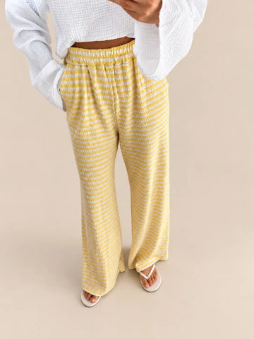 Detailweergave van gestreepte gebreide broek dames in geel en wit | Lisa’s Boutique