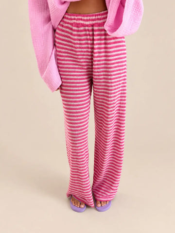 Gestreepte gebreide broek dames in felroze en roze, detailaanzicht | Lisa’s Boutique