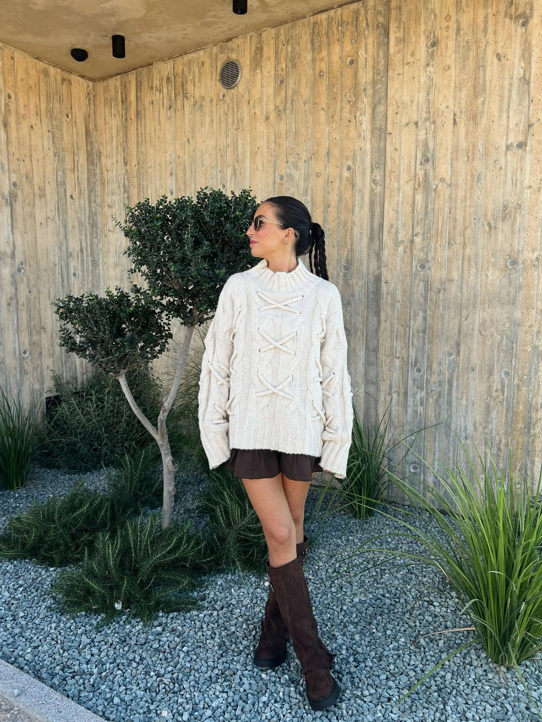 Gebreide Trui met Koorddetails – Crème – gedragen door een model | Lisa’s Boutique