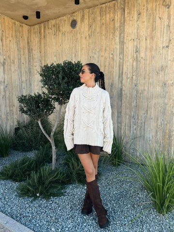 Strickpullover mit Schnüren – Creme – am Model | Lisa’s Boutique