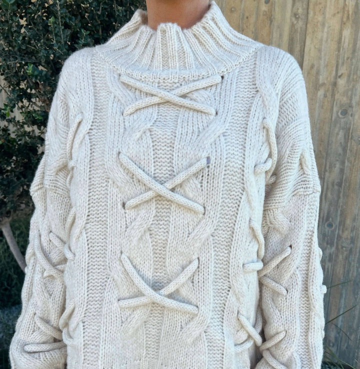 Gebreide Trui met Koorddetails – Crème – gedragen door een model | Lisa’s Boutique
