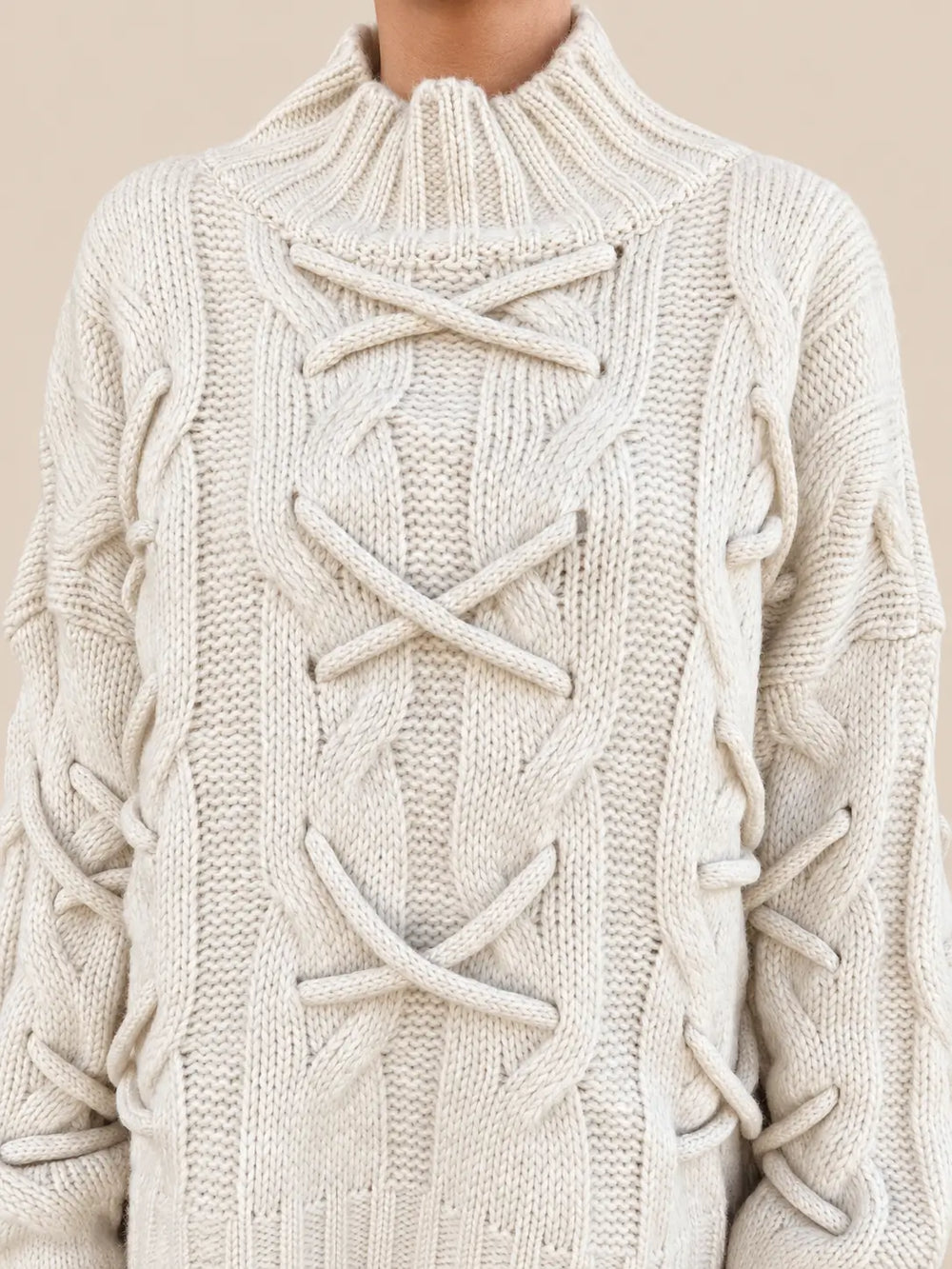 Gebreide trui dames in Crème met veterdetails, Detailaanzicht | Lisa’s Boutique