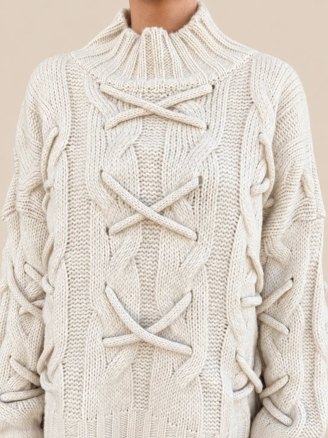 Gebreide trui dames in Crème met veterdetails, Detailaanzicht | Lisa’s Boutique