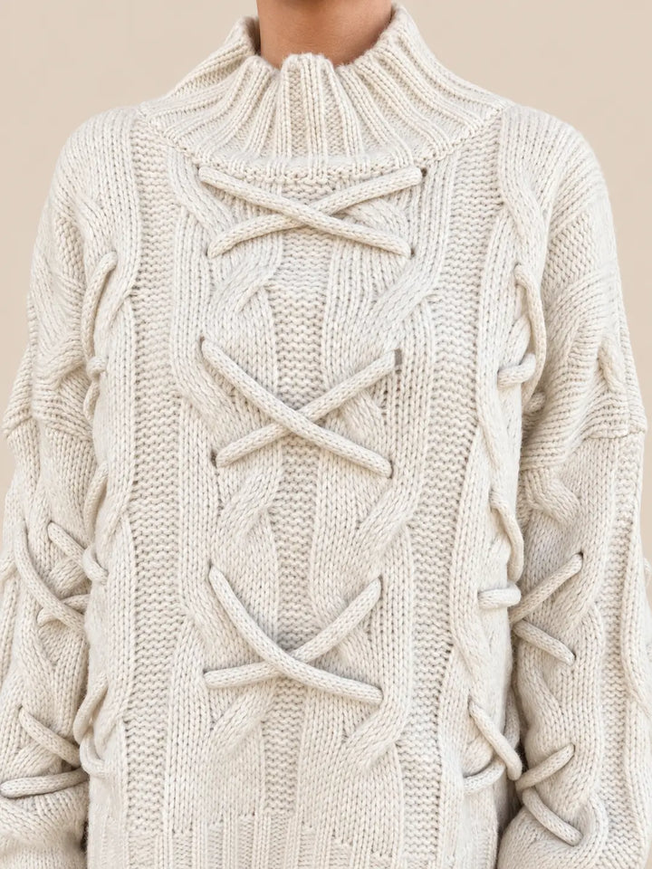 Gebreide trui dames in Crème met veterdetails, Detailaanzicht | Lisa’s Boutique
