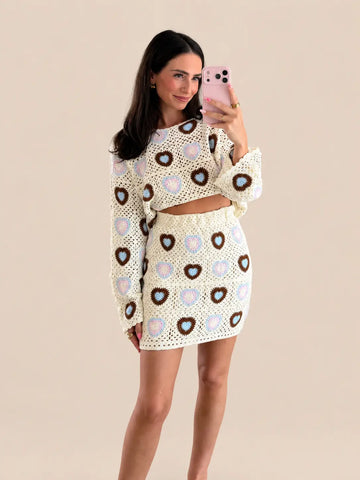 Gonna con motivo a cuori donna in beige e blu con maglione coordinato, foto allo specchio sulla modella | Lisa’s Boutique
