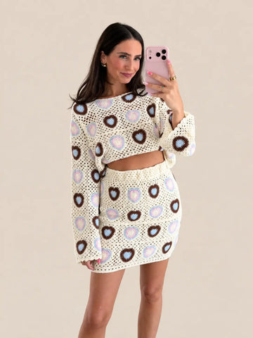 Gonna in maglia donna in beige e blu con motivo a cuori, vista frontale in coordinato con maglione | Lisa’s Boutique