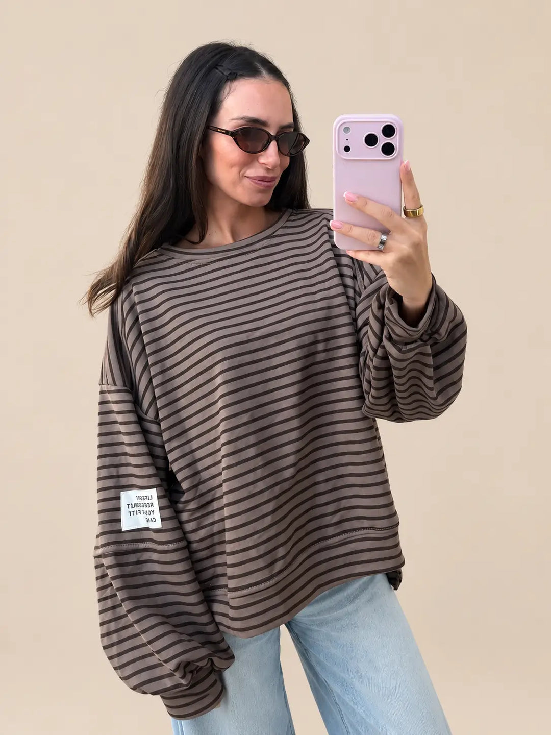 Damska bluza w paski w kolorze taupe z bufiastymi rękawami, widok z przodu na stojąco na jasnym tle do jeansów | Lisa’s Boutique
