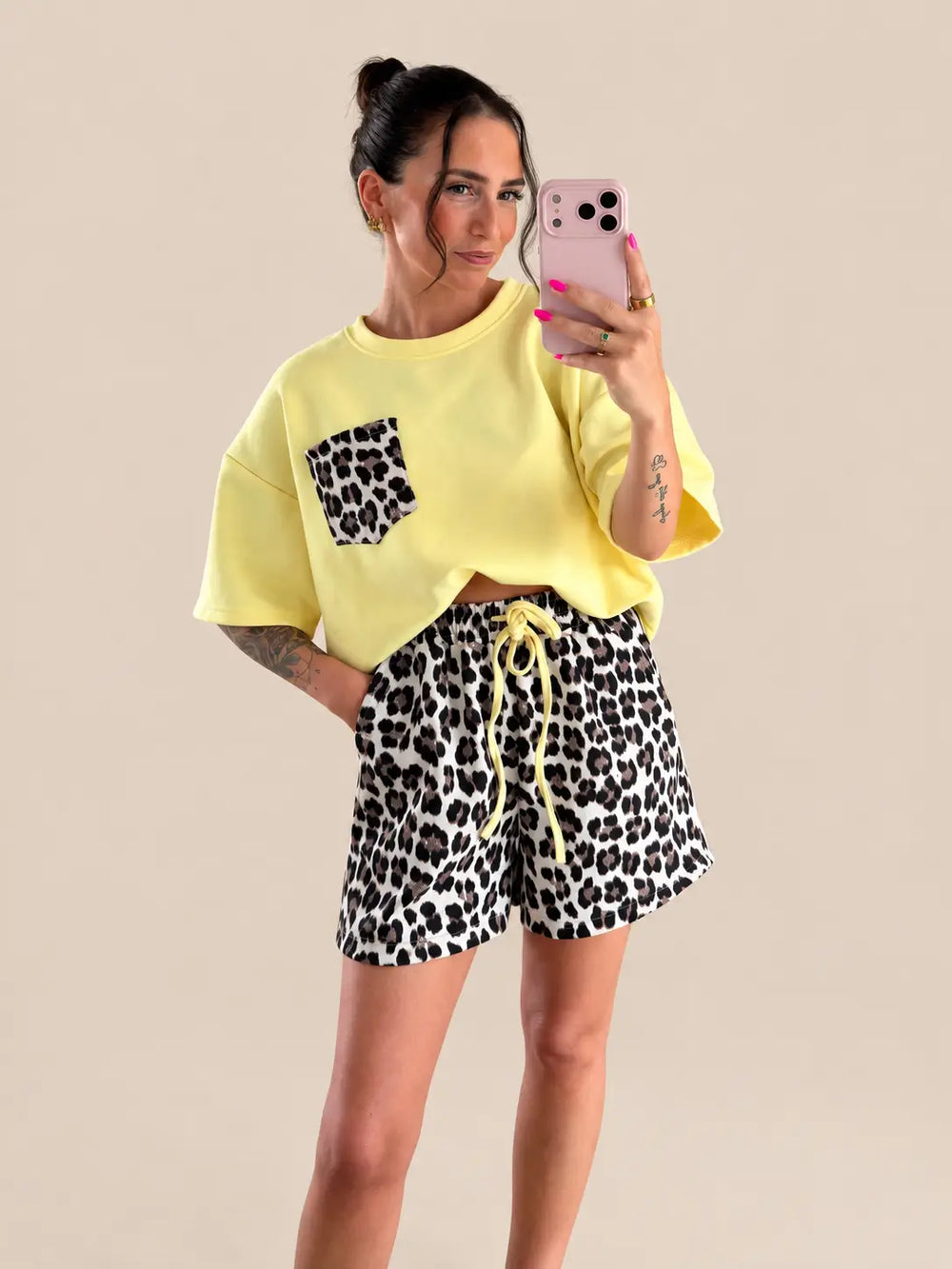 T-Shirt Damen in Gelb mit Leo Tasche, Detailansicht | Lisa’s Boutique