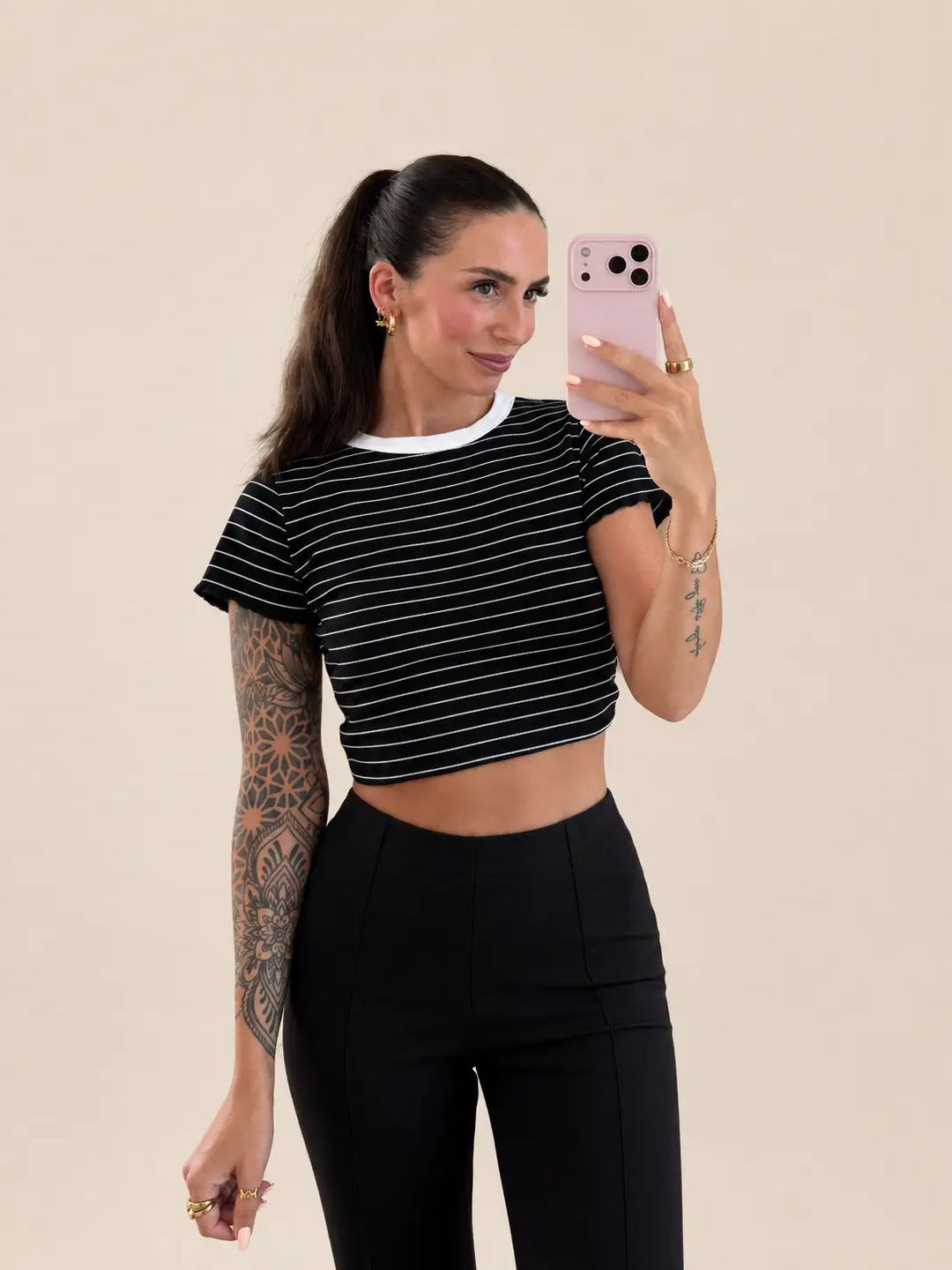 T-Shirt gestreift Damen in Schwarz mit körpernahem Schnitt | Lisa’s Boutique