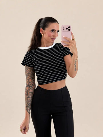 Czarny T-shirt damski w paski o dopasowanym kroju | Lisa’s Boutique