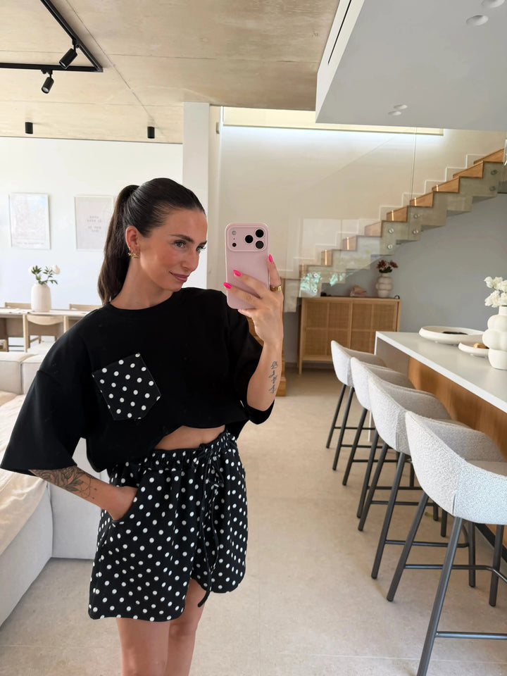 T-shirt met Stippen – Zwart – gedragen door een model | Lisa’s Boutique