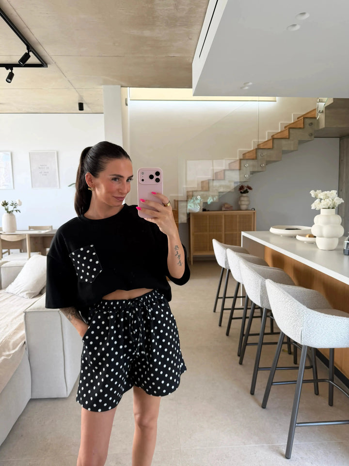 T-shirt met Stippen – Zwart – gedragen door een model | Lisa’s Boutique