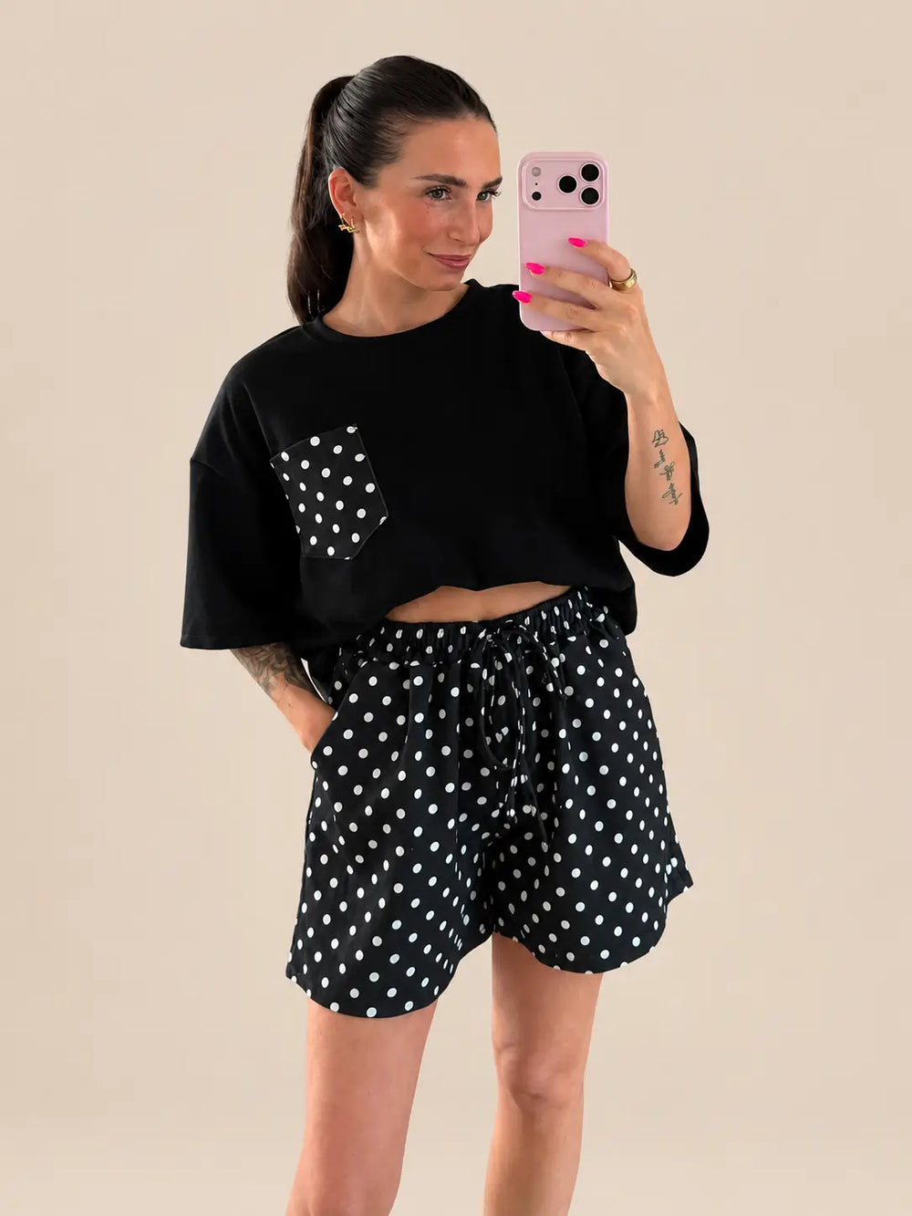 Punkte Outfit Damen in Schwarz mit T-Shirt und Shorts | Lisa’s Boutique