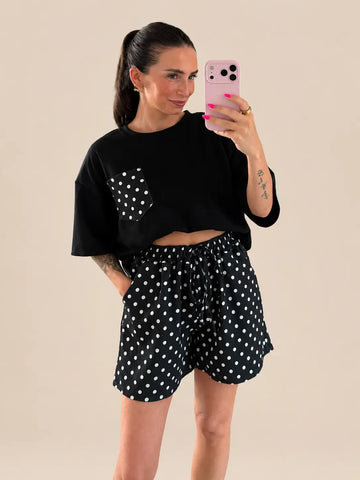 Czarna stylizacja damska w kropki z t-shirtem i szortami | Lisa’s Boutique