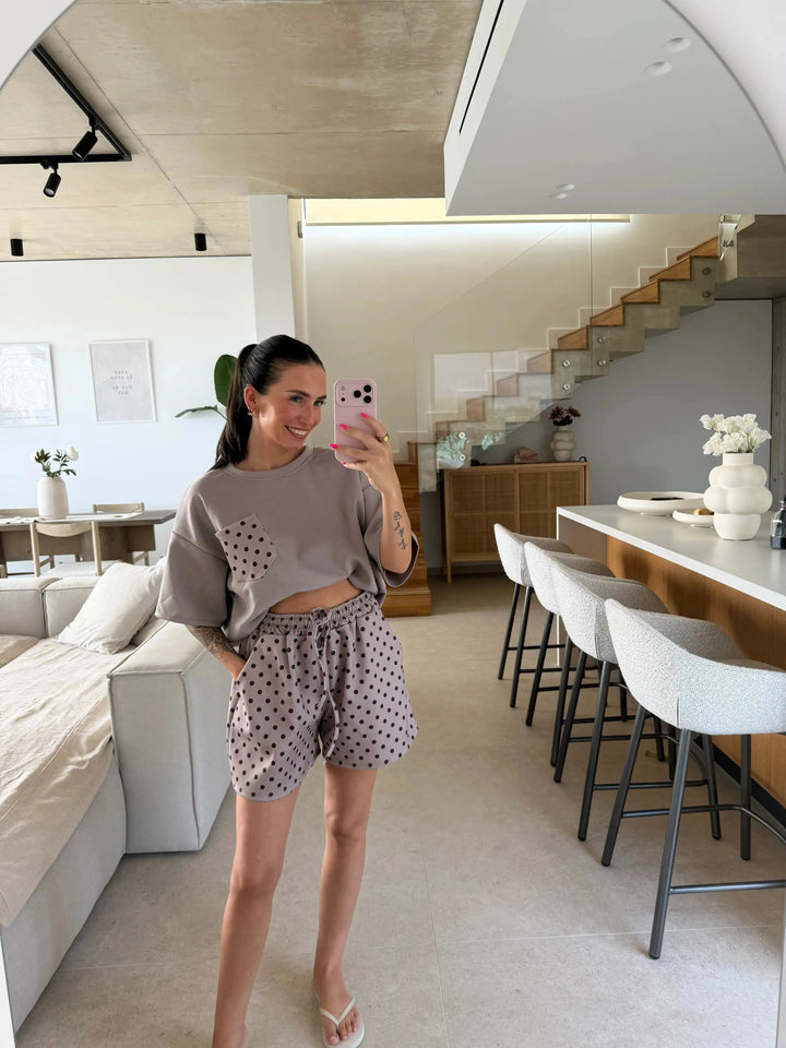 T-shirt met Stippen – Taupe – gedragen door een model | Lisa’s Boutique