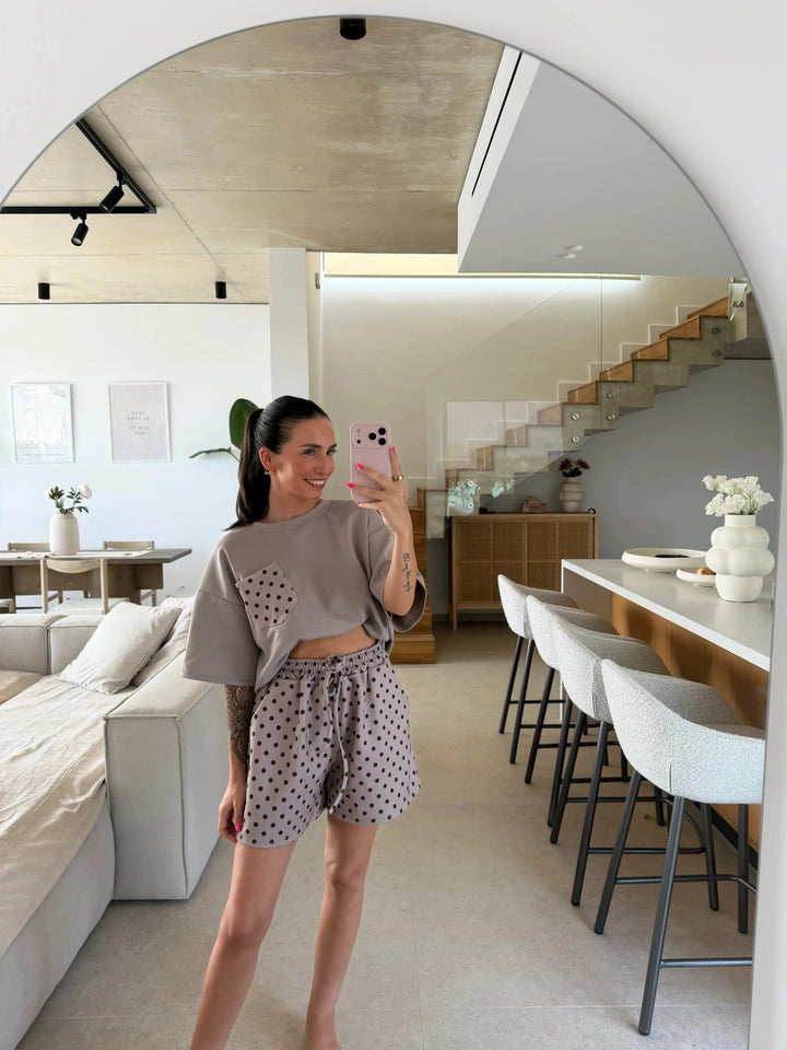 T-shirt met Stippen – Taupe – gedragen door een model | Lisa’s Boutique