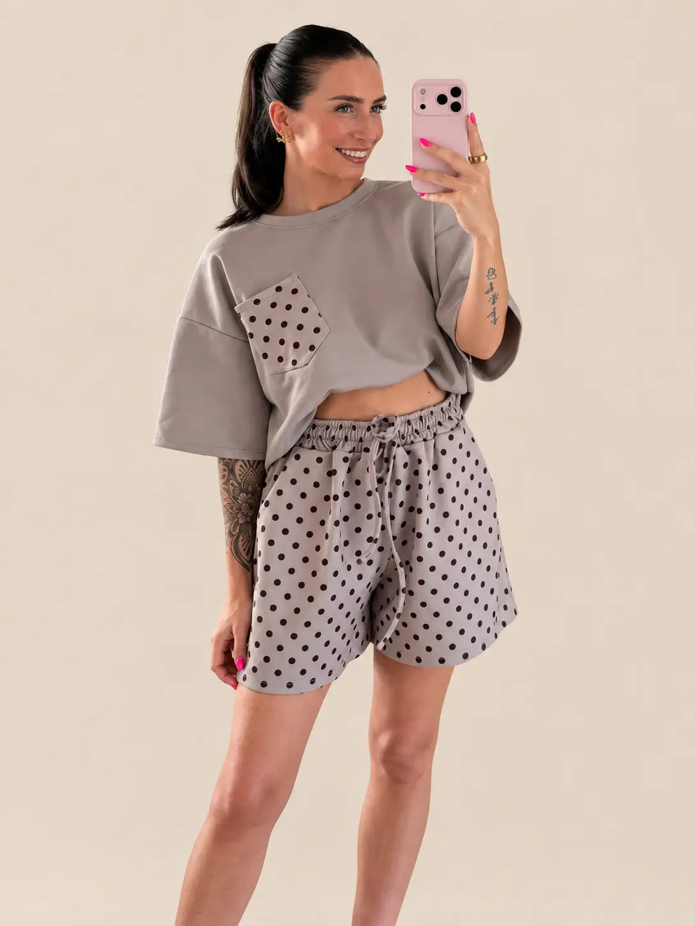 Punkte Shorts Damen in Taupe mit passendem T-Shirt, Detailansicht | Lisa’s Boutique