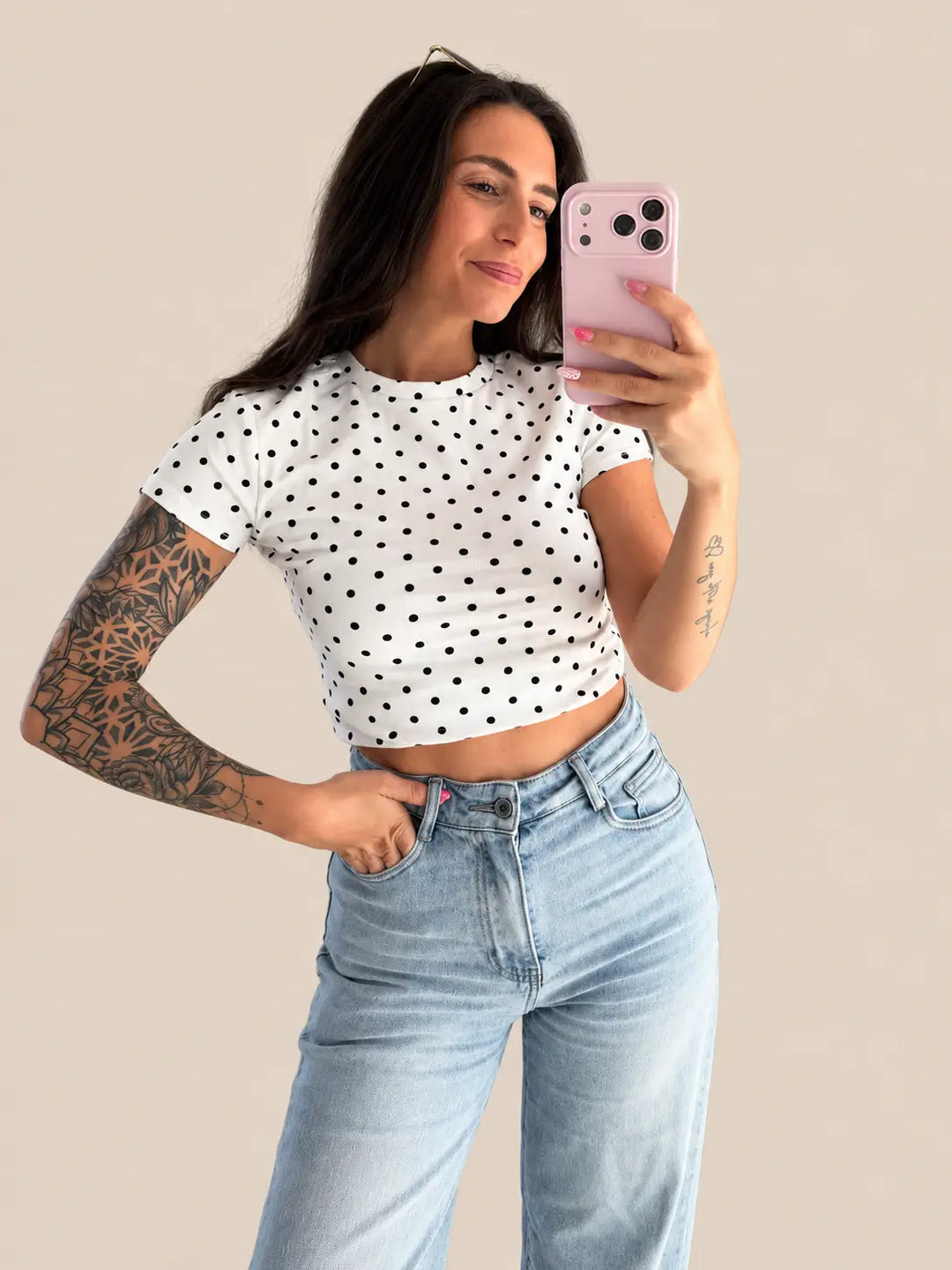 Figurbetontes T-Shirt Damen in Weiß mit Punktmuster | Lisa’s Boutique