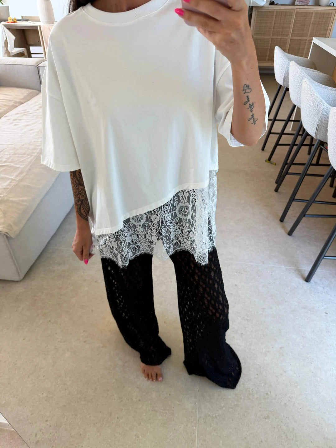 T-shirt donna con pizzo in bianco, primo piano sulla modella | Lisa’s Boutique