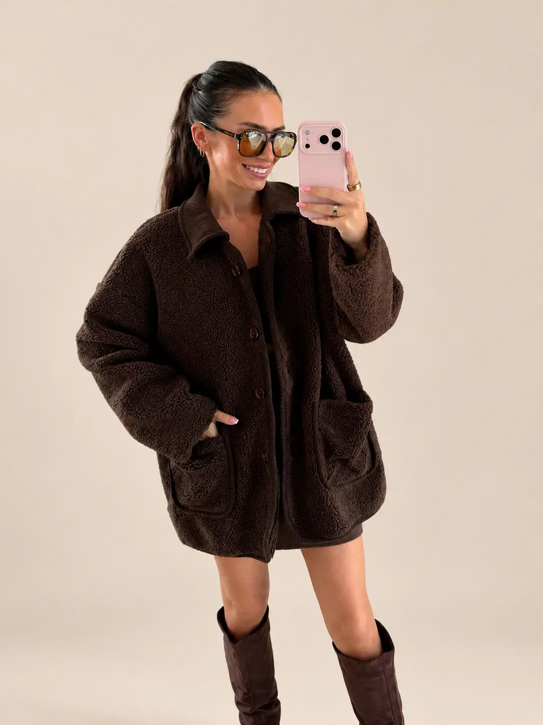 Chaqueta teddy – Marrón, vista frontal, con botas altas | Lisa’s Boutique