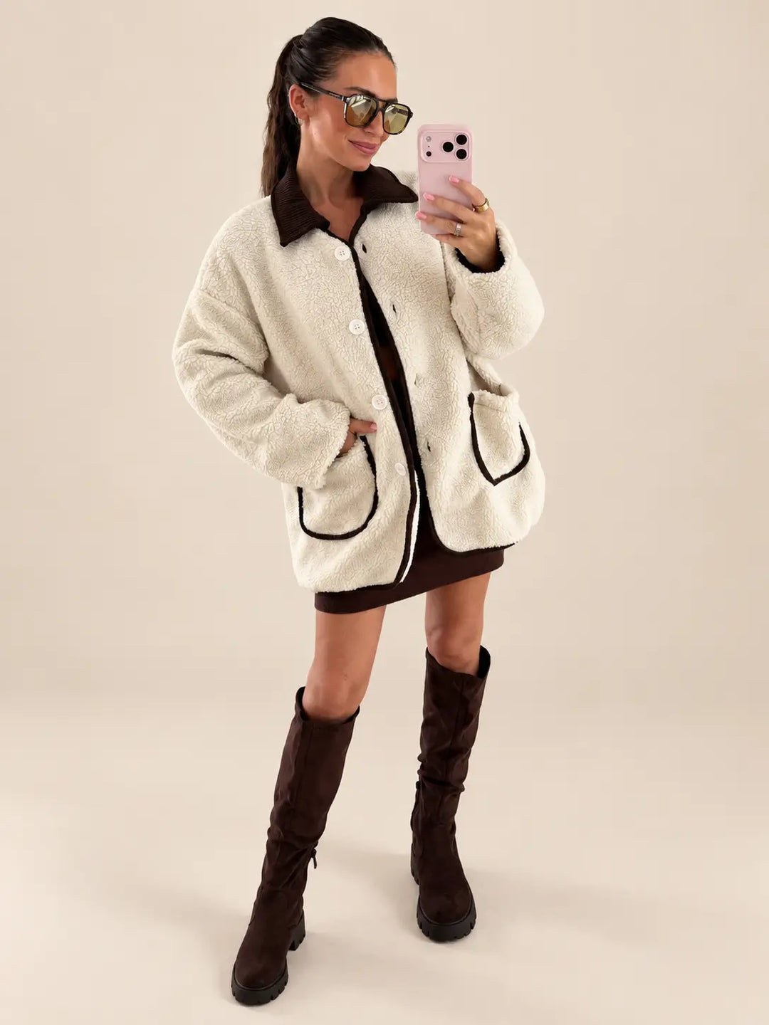 Chaqueta teddy – Crema, vista frontal, con botas altas | Lisa’s Boutique