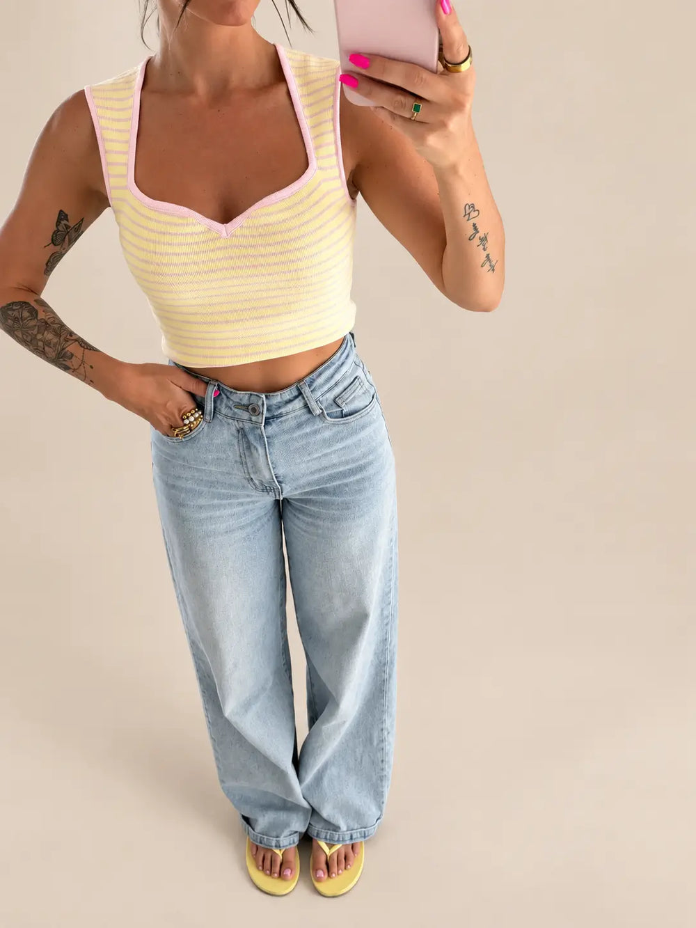 Detailweergave van gele gestreepte top | Lisa’s Boutique