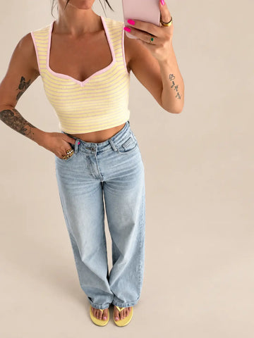 Crop top rayé à décolleté cœur jaune et rose pour femme, vue en pied avec un jean | Lisa’s Boutique