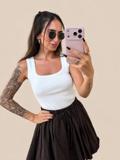 Top con scollo a U ondulato – Bianco