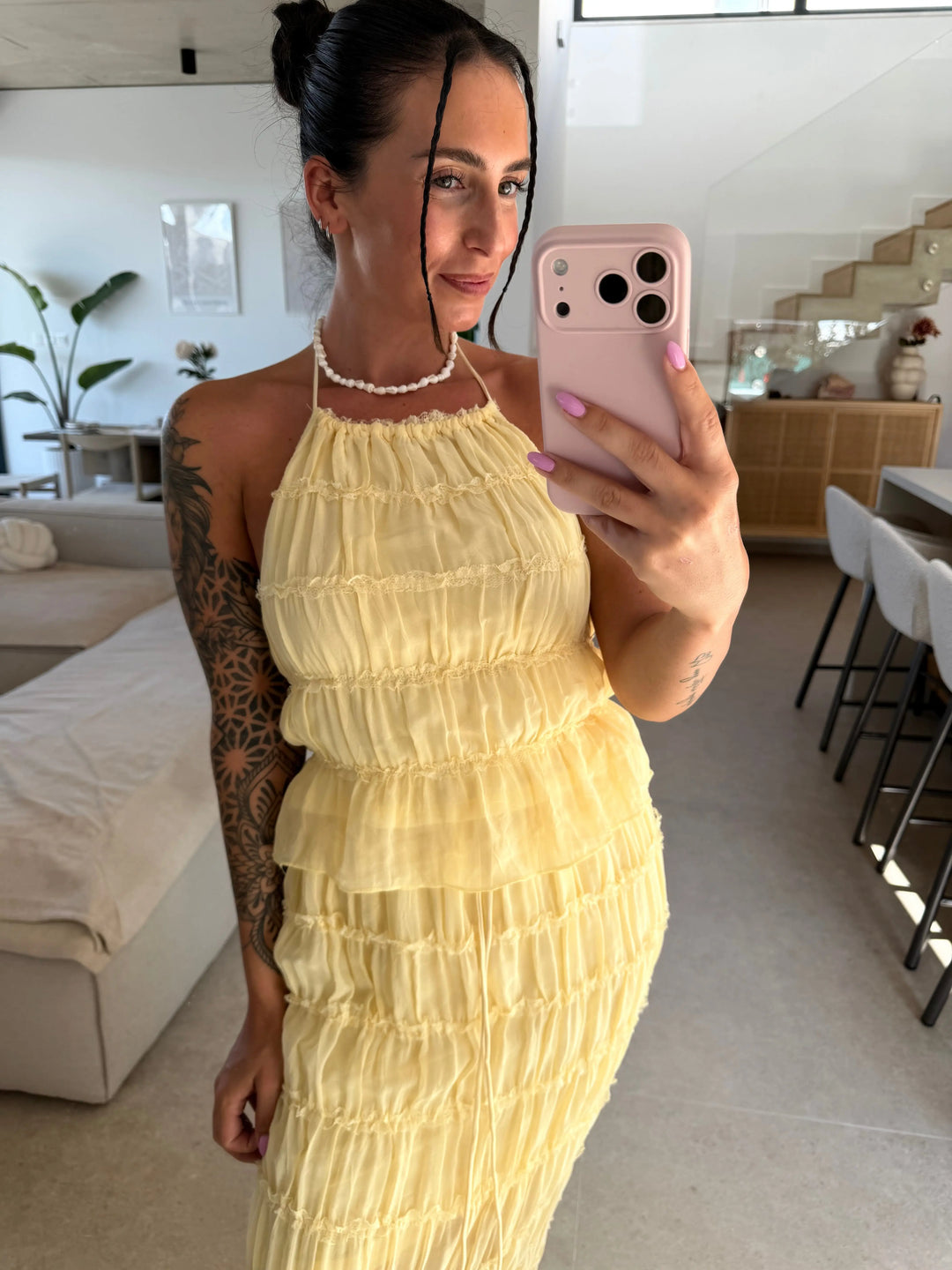 Top allacciato al collo donna giallo con volant arricciati, primo piano in casa | Lisa’s Boutique