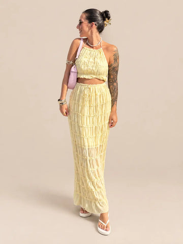Żółta spódnica damska ze strukturą z topem halter, widok z boku z różową torebką | Lisa’s Boutique