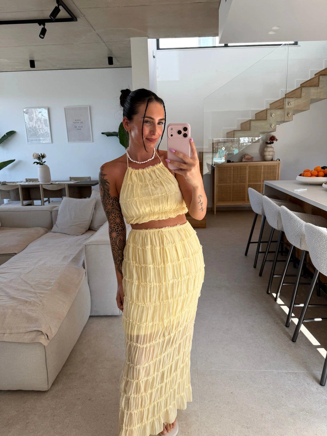 Crop top donna giallo con allacciatura al collo, foto allo specchio in casa | Lisa’s Boutique