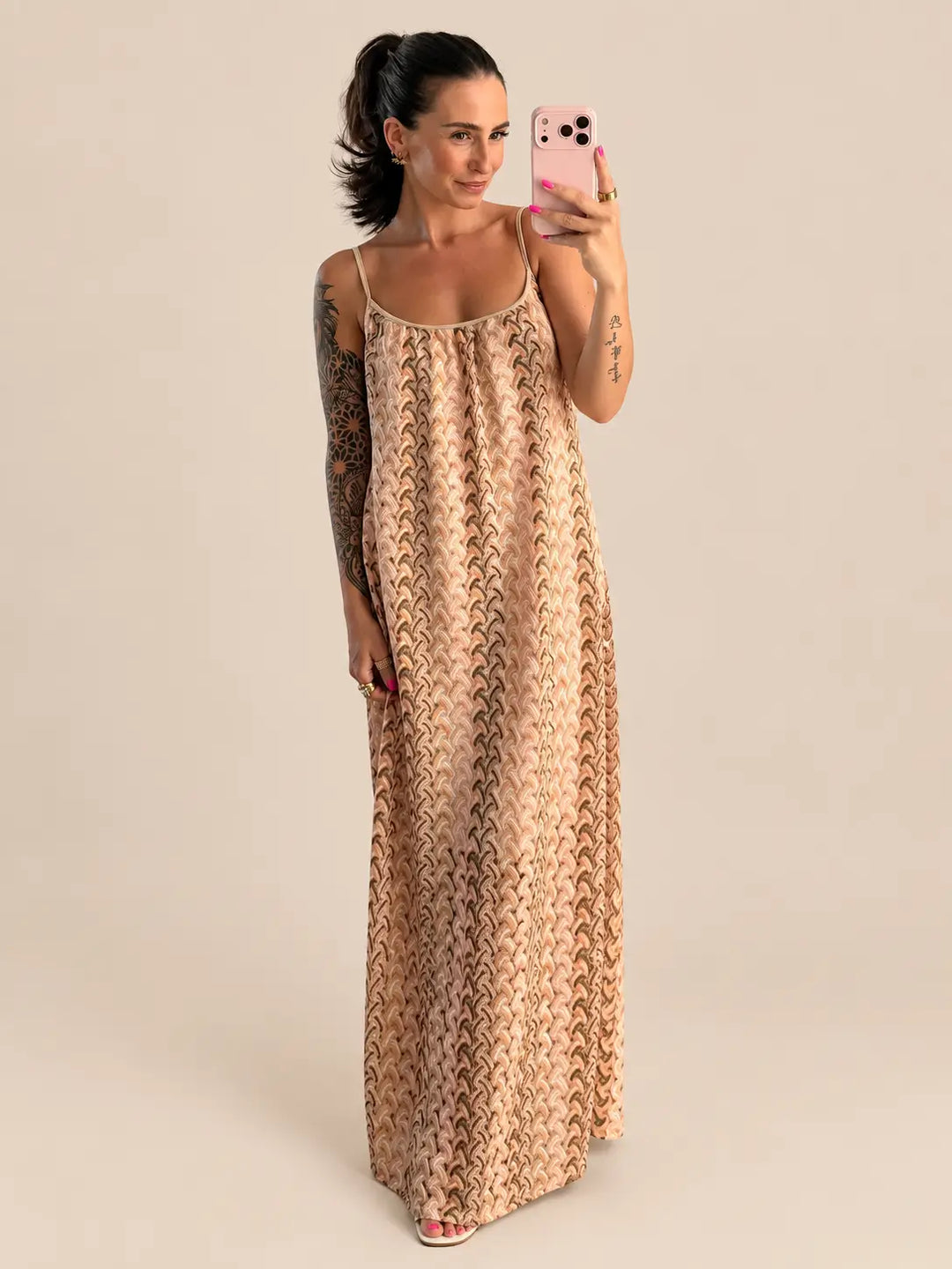 Zomerjurk met bandjes dames in Beige met zigzagpatroon, volledig aanzicht aan het model | Lisa’s Boutique