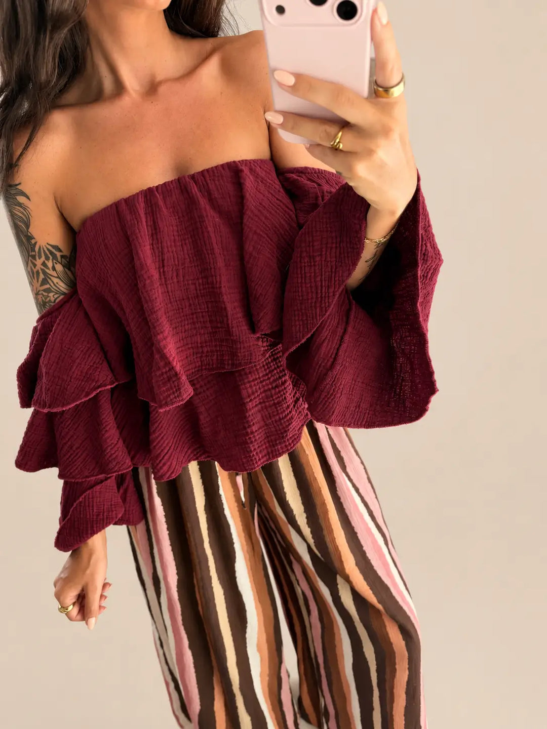 Strapless mousseline blouse dames in Bordeaux met volantmouwen, close up aan het model | Lisa’s Boutique