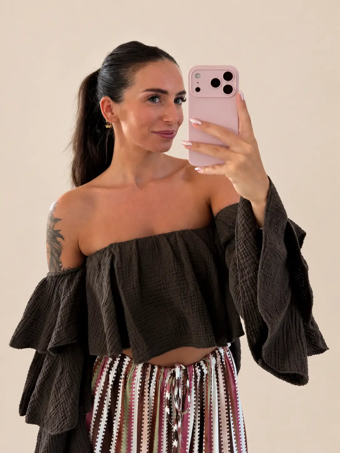 Strapless mousseline blouse dames in Bruin met volants en gestreepte broek | Lisa’s Boutique